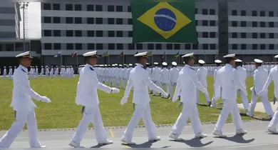 Em um vídeo compartilhado recentemente nas redes sociais, um militar explicou o processo básico para garantir que o uniforme branco permaneça sempre com aparência nova.