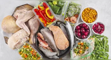 De acordo com a Agência Nacional de Vigilância Sanitária, alimentos perecíveis devem ser mantidos em temperaturas abaixo de 5 °C.