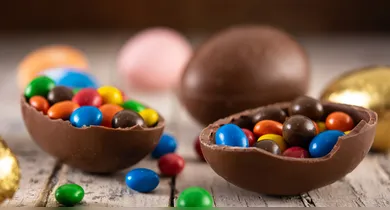 Sim, o chocolate pode ser guardado na geladeira, mas com ressalvas.