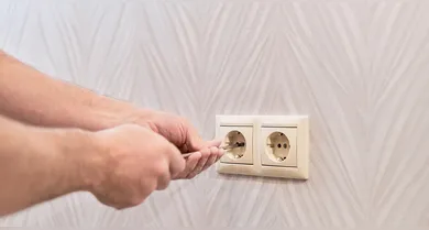 Mesmo desligados, aparelhos continuam recebendo corrente elétrica quando permanecem conectados.