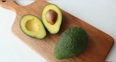 Alimento versátil e nutritivo, o abacate exige cuidados simples de armazenamento para manter a aparência e a qualidade por mais tempo.