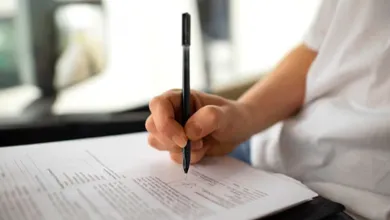 Para concorrer, os candidatos devem possuir diploma de bacharel em Direito e comprovar no mínimo três anos de atividade jurídica.