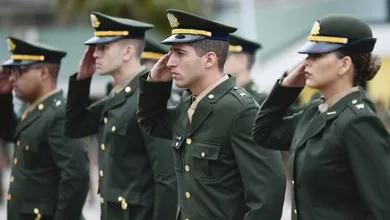 Com o tempo de serviço e as promoções sucessivas, os oficiais aprovados podem alcançar postos de coronel e general.