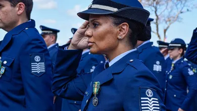 Após a formatura, o militar é promovido a aspirante a oficial e os vencimentos sobem para cerca de R$ 10 mil, com os adicionais incluídos.