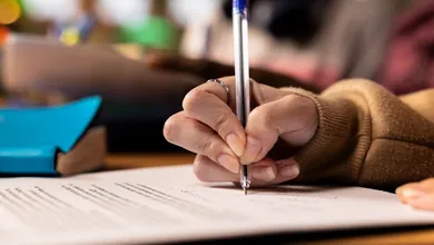 O salário base é de R$ 2.565,31 para jornada de 20 horas semanais, e os contratos têm duração de um ano, com possibilidade de prorrogação por igual período.