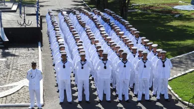 Para participar da seleção é necessário ter ensino médio completo, idade entre 18 e 22 anos até o dia 30 de julho de 2027, além de altura entre 1,54m e 2m.