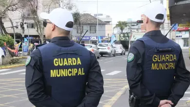 A carga horária é de 40 horas semanais, podendo haver regime de escala ou plantão.