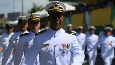 Os candidatos precisam ter ensino médio completo, idade entre 18 e 21 anos (completados até 30 de junho de 2027) e estatura entre 1,54 m e 2 m.