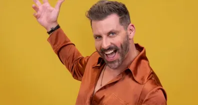 Imagem ilustrativa da imagem Após convulsões, Henri Castelli deixa o BBB 26; ator se pronuncia