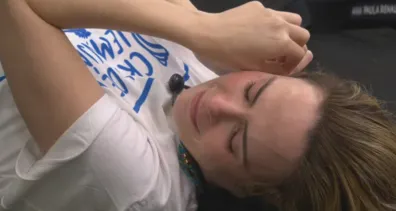 Imagem ilustrativa da imagem Ana Paula chora e desiste do desafio "Barrado no Baile"