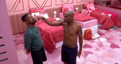 Imagem ilustrativa da imagem Edílson Capetinha é expulso do BBB 26; veja momento do anúncio