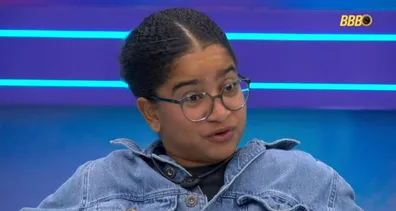 Imagem ilustrativa da imagem Milena passa chocolate na porta do banheiro para simular fezes