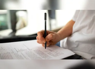 Para concorrer, os candidatos devem possuir diploma de bacharel em Direito e comprovar no mínimo três anos de atividade jurídica.