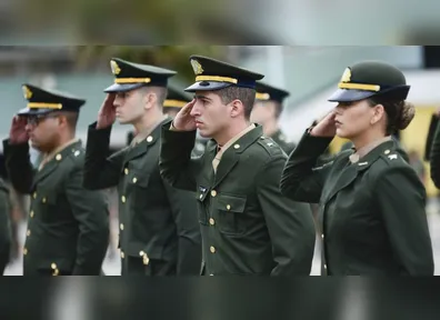 Com o tempo de serviço e as promoções sucessivas, os oficiais aprovados podem alcançar postos de coronel e general.