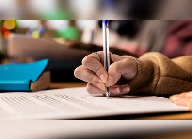 O salário base é de R$ 2.565,31 para jornada de 20 horas semanais, e os contratos têm duração de um ano, com possibilidade de prorrogação por igual período.