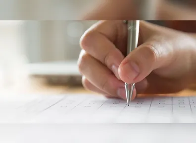 Os profissionais selecionados irão cumprir jornada de trabalho de 100 horas semanais, com remuneração mensal que varia entre R$ 2.433,89 e R$ 3.650,84.