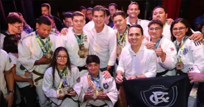 Governador Helder Barbalho e o secretário de Esporte e Lazer Cássio Andrade ao lado de atletas contemplados pelo programa Bolsa Talento.