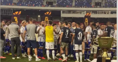 Em gesto de solidariedade, jogadores do Remo doam as medalhas de campeão da Supercopa Grão-Pará aos atletas do Águia de Marabá, em homenagem a Hecton Alves.
