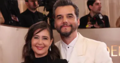 Wagner Moura e Sandra Delgado no Globo de Ouro: primeiro brasileiro a vencer como Melhor Ator em Filme de Drama e celebrar a presença histórica do Brasil na premiação.