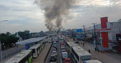 Fumaça e aglomeração de pessoas marcam protesto que bloqueou os dois sentidos da BR-316, na entrada do Aurá, em Ananindeua.