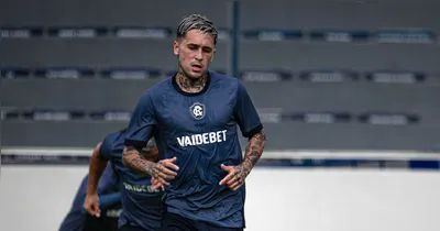 Diego Hernández estará em campo contra o Vitória.