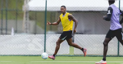 Júnior Santos já está reintegrado ao elenco