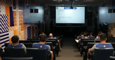 O encontro foi conduzido pelo chefe do departamento médico do clube, Dr. Jean Klay