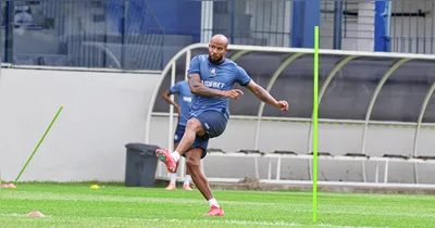 Meio-campista carrega vasta experiência e chega com status de titular no Leão