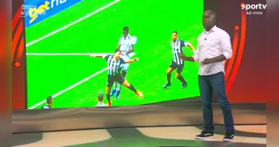 PC Oliveira discorda da marcação de toque disputa de bola na área do Atlético Mineiro.