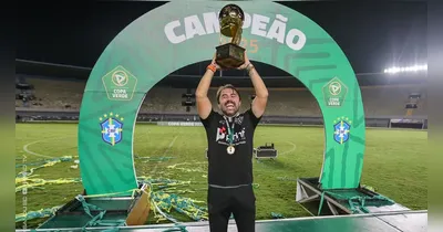 Luizinho Lopes foi campeão da Copa Verde com o Paysandu na temporada de 2025.