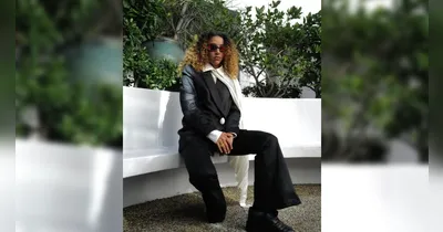 O look escolhido pela artista e assinado pela marca paraense Normando consistia em um blazer de lã acompanhado por uma camisa de gazar e um lenço plissado.