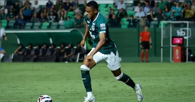 Jajá atua nas duas pontas do campo e se caracteriza pela intensidade nas jogadas de ataque.