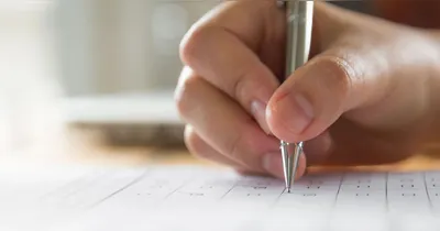 Os profissionais selecionados irão cumprir jornada de trabalho de 100 horas semanais, com remuneração mensal que varia entre R$ 2.433,89 e R$ 3.650,84.