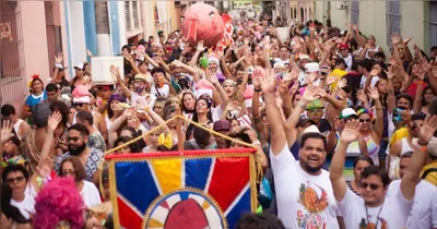 Carnavalzaço é uma programação gratuita que celebra a cultura popular, a criatividade e a tradição do carnaval de rua.