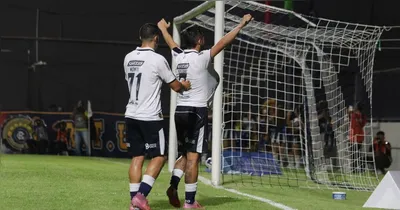 Jogadores comemoram a vitória contra o Águia