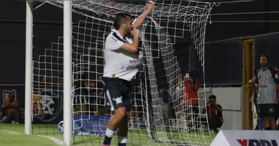 Golaço e comemoração com bola debaixo da blusa para simular gravidez e dedo polegar na boca para simbolizar o bebê