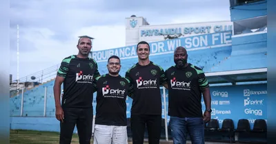 Técnico Júnior Rocha (2º à direita), ao lado do auxiliar Edson Macaé (1º à direita), analista de desempenho Robson de Lima (1º à esquerda) e o preparador de goleiros Emerson (2º à esquerda).
