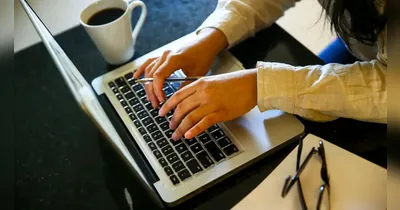 A proposta se destaca ao permitir que os candidatos atuem de qualquer lugar do mundo, desde que consigam acompanhar o horário comercial dos Estados Unidos.