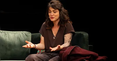 JOB conta a história de Jane (Bianca Bin), uma moderadora de conteúdo que trabalha em uma grande empresa de tecnologia.