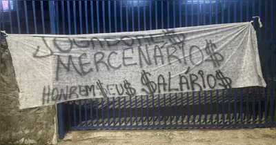 Faixas foram espalhadas pelo Baenão e sede social