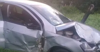 Carro envolvido no acidente que resultou na morte de Rafaela Oliveira ficou fora da pista após a colisão na BR-308, em Capanema.