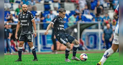 O camisa 33 tem demonstrado publicamente o desejo de permanecer no Baenão.