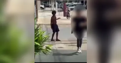 Um homem em situação de rua foi atacado por estudantes de direito com arma de choque.