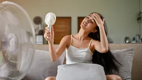 Imagem ilustrativa da imagem Truque do ventilador e gelo funciona mesmo? Veja o que diz a ciência!