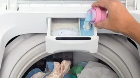 Imagem ilustrativa da imagem &nbsp;Põe sabão demais na máquina de lavar? Veja o que acontece se exagerar