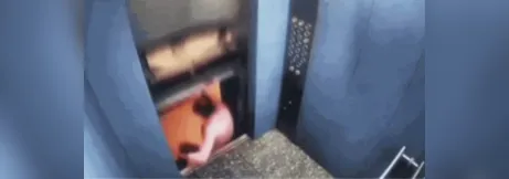 Imagem ilustrativa da imagem Vídeo: homem escapa de esmagamento por elevador na Índia