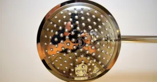 Imagem ilustrativa da imagem Veja como desentupir o chuveiro e recuperar a pressão da água