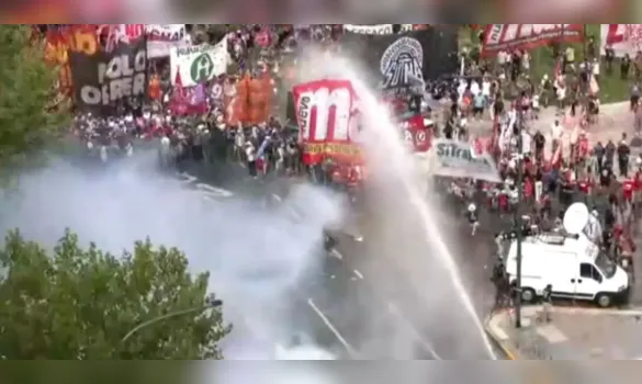 Imagem ilustrativa da imagem Reforma de Milei tem jornada até 12 horas e mudanças no 13º