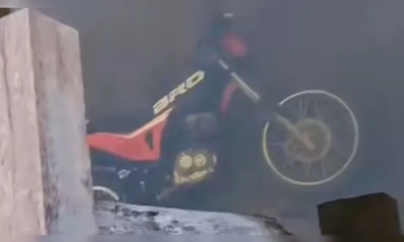 Imagem ilustrativa da imagem Homem morre após cair de moto em igarapé em Tomé-Açu