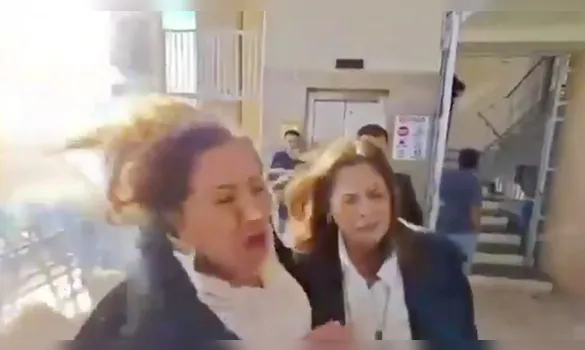 Imagem ilustrativa da imagem Deputada de Honduras é atingida por explosivo na cabeça durante entrevista